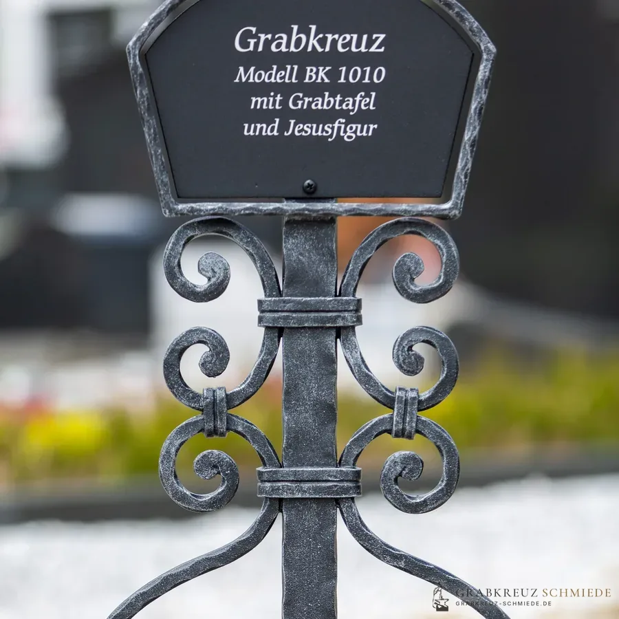 Grabkreuz Heidelberg, Fußplatte auf Steinsockel im Detail