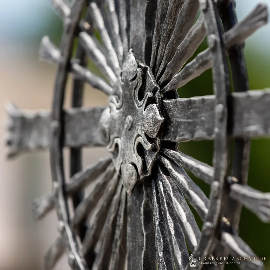 Grabkreuz Heidelberg in Schwarz Matt Silber patiniert, Detail