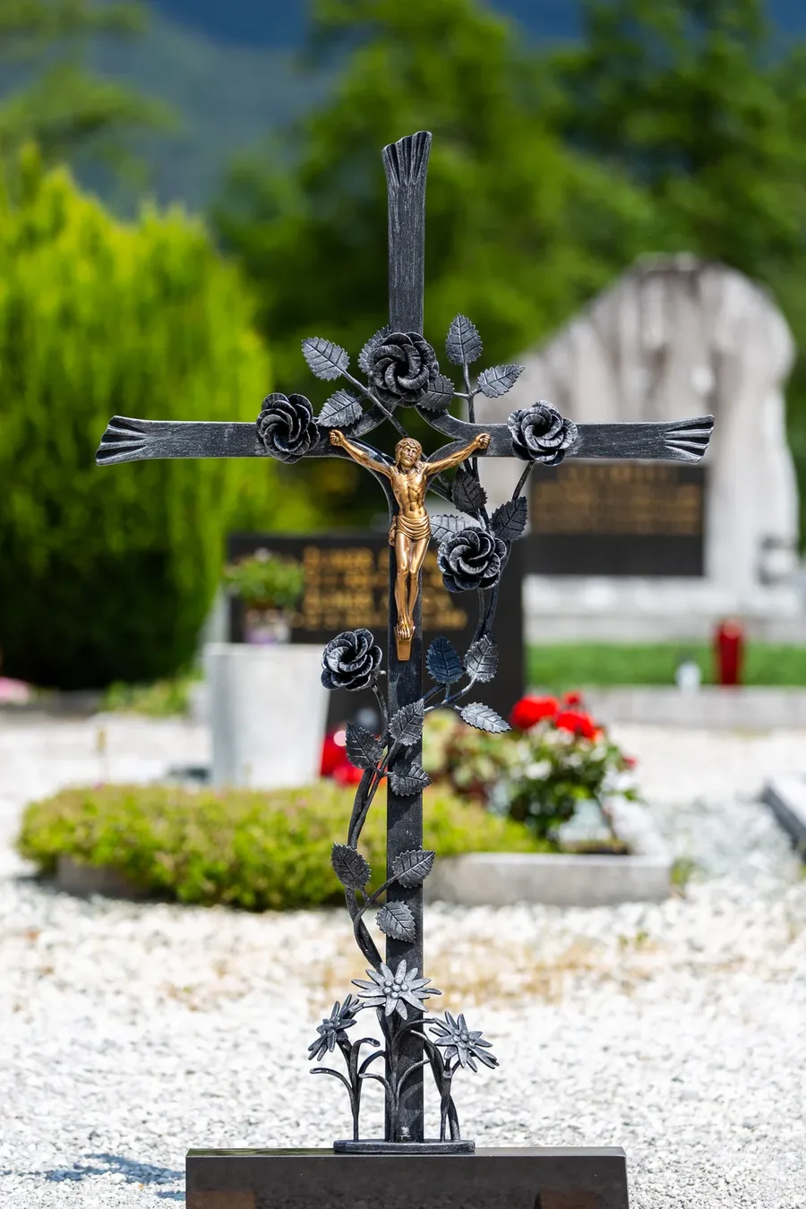 Grabkreuz Rosenheim, montiert auf einem Friedhof