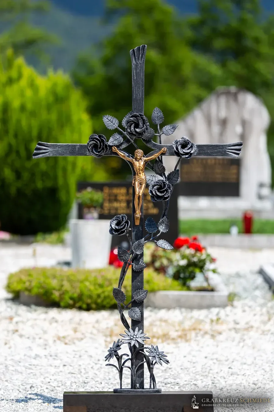 Grabkreuz Rosenheim, montiert auf einem Friedhof
