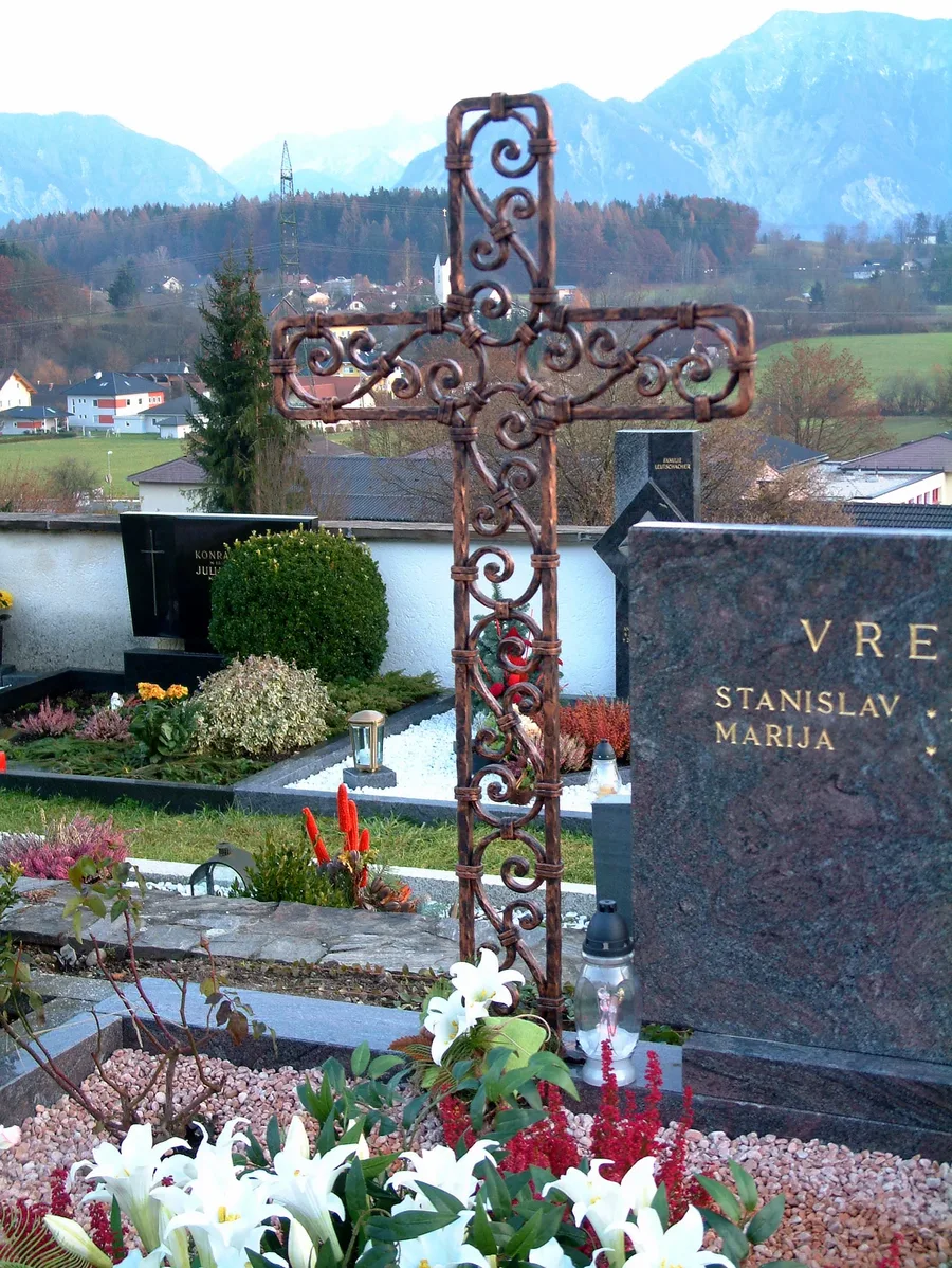 Grabkreuz Tirol, montiert auf einem Friedhof
