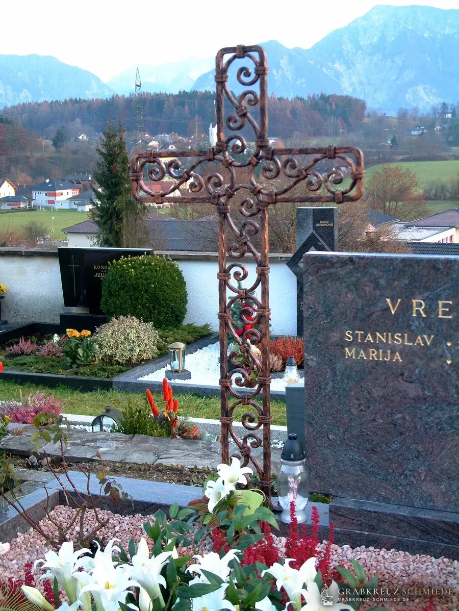 Grabkreuz Tirol, montiert auf einem Friedhof
