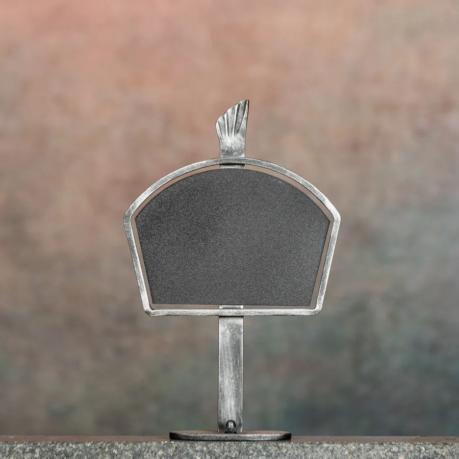 Rosenheim Namenstafel, Bogen, Silber patiniert