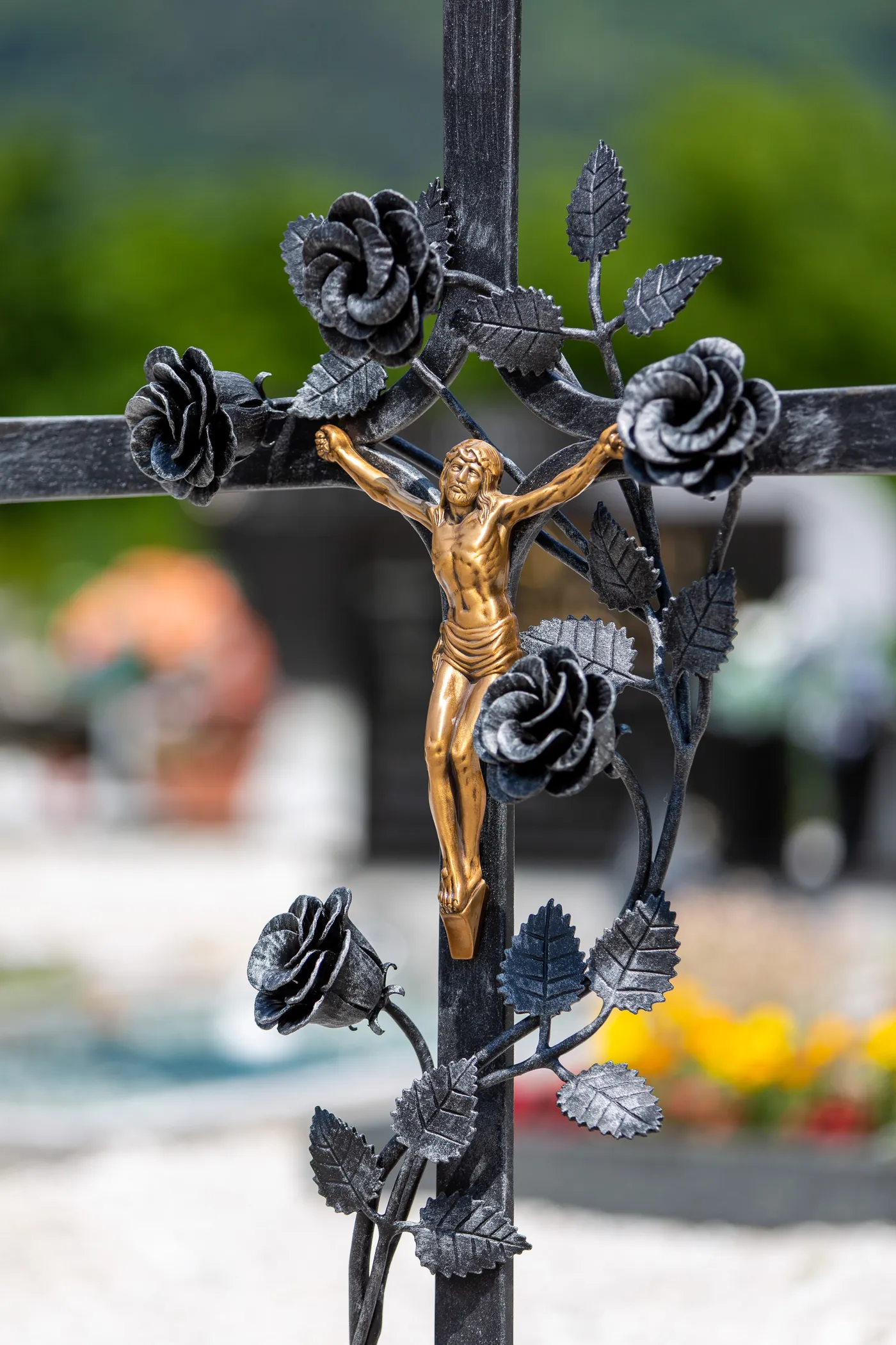 Maßanfertigung: individuelles Schmiedekreuz vor der Auslieferung