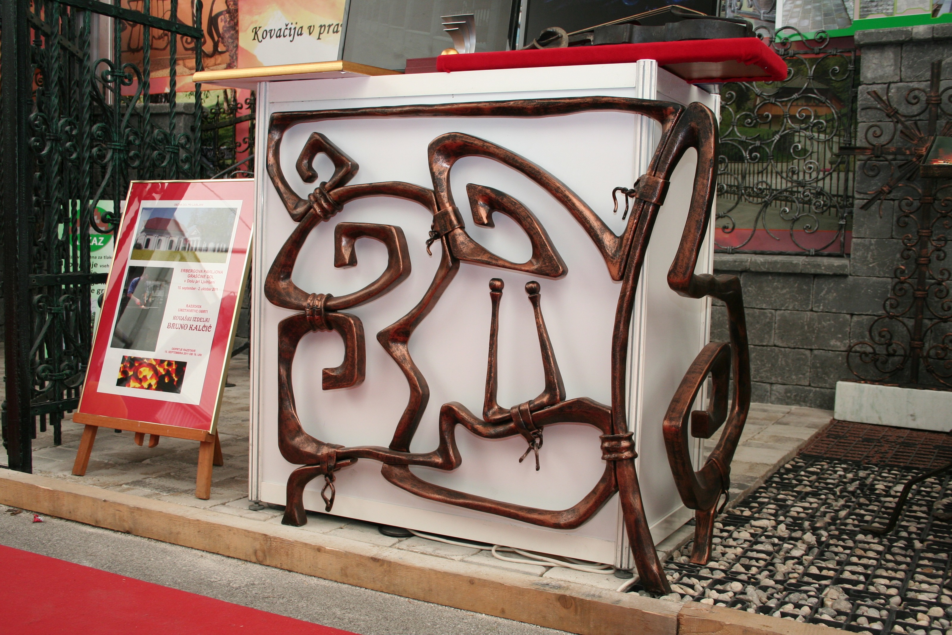 Der ausgezeichnete Zaun auf der MOS 2011 in Celje. Entwurf nach einer Skizze von Klemen Brun.