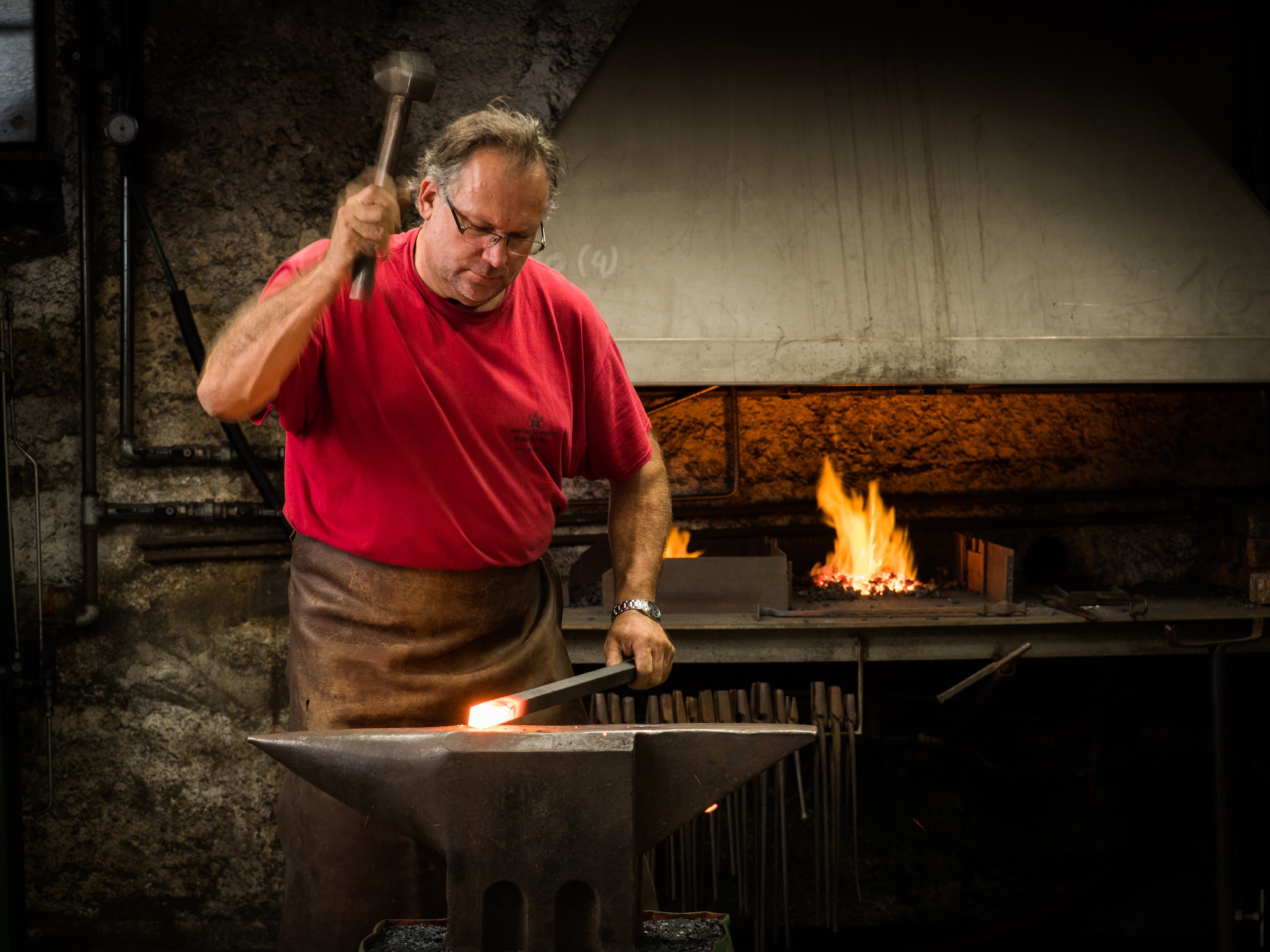 Bruno Kalčič bei der Arbeit am Amboss. Werkstattaufnahme, 2018.