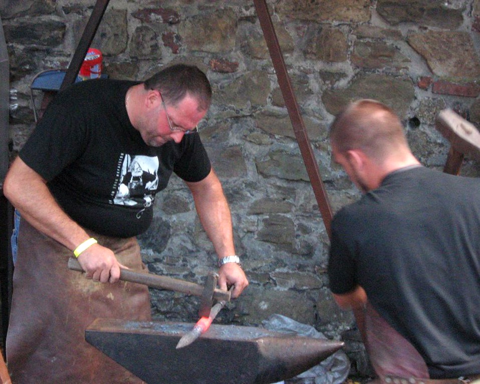 Arbeit an der Skulptur beim Hefaiston 2008.