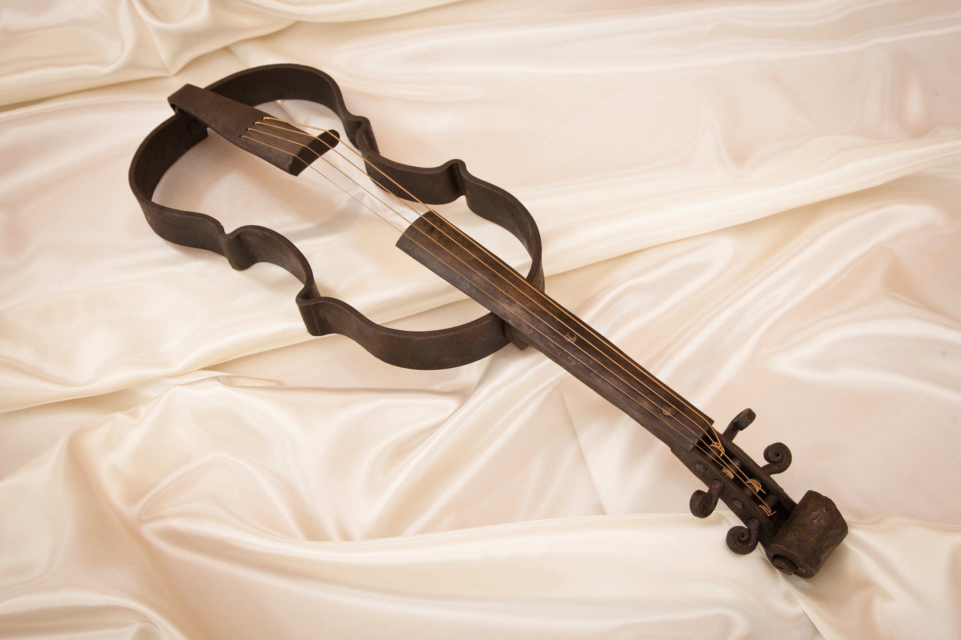 Die geschmiedete Violine, im Wettbewerb als „Heavymetalové housle“ ausgezeichnet.