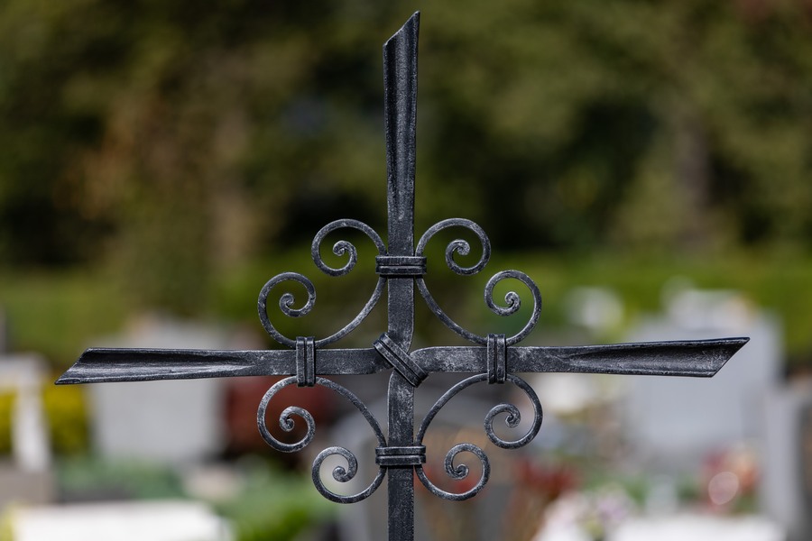 Detail 1 des Grabkreuzes Germering