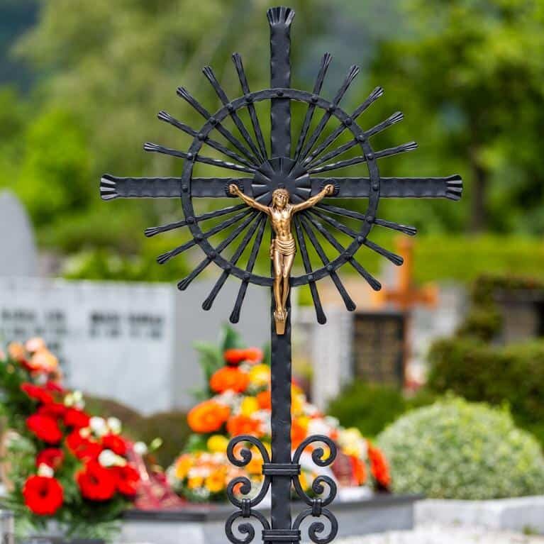 Handgeschmiedetes Grabkreuz Heidelberg mit Jesusfigur