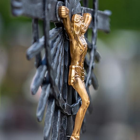 Handgeschmiedetes Grabkreuz Heidelberg mit Jesusfigur und Tafel -Detail Figur