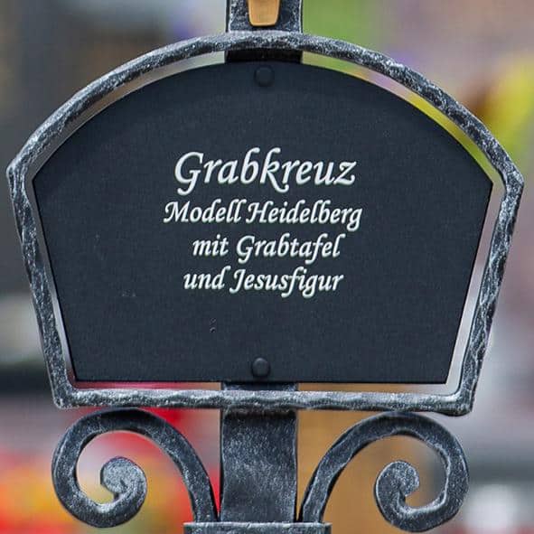 Handgeschmiedetes Grabkreuz Heidelberg mit Jesusfigur und Tafel -Detail Tafel