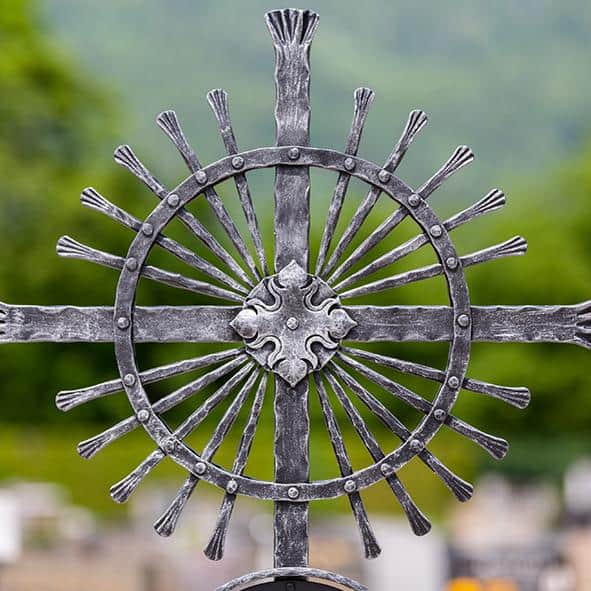 Handgeschmiedetes Grabkreuz Heidelberg mit Tafel - Detail Krone