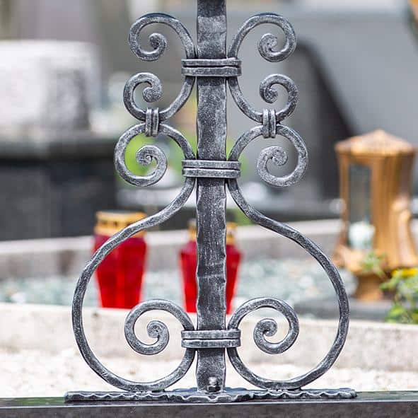 Handgeschmiedetes Grabkreuz Heidelberg mit Tafel - Detail Fuss